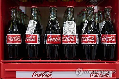'콜라광' 트럼프 "코카콜라, 美서 사탕수수 설탕 쓰기…