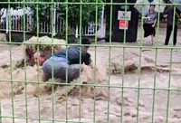 "이러다 죽겠다 싶었죠" 폭우 속 20분 사투 끝에 노인 구한 시민