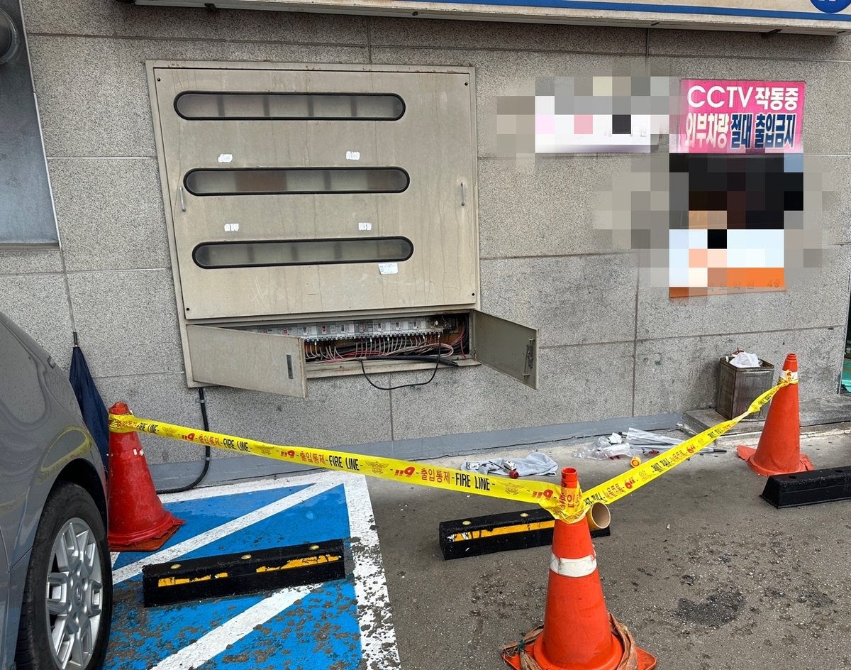 군산 빌딩 주차장 주차차단기 감전 사고…2명 부상