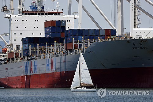 미국 캘리포니아 오클랜드항구의 컨테이너선.