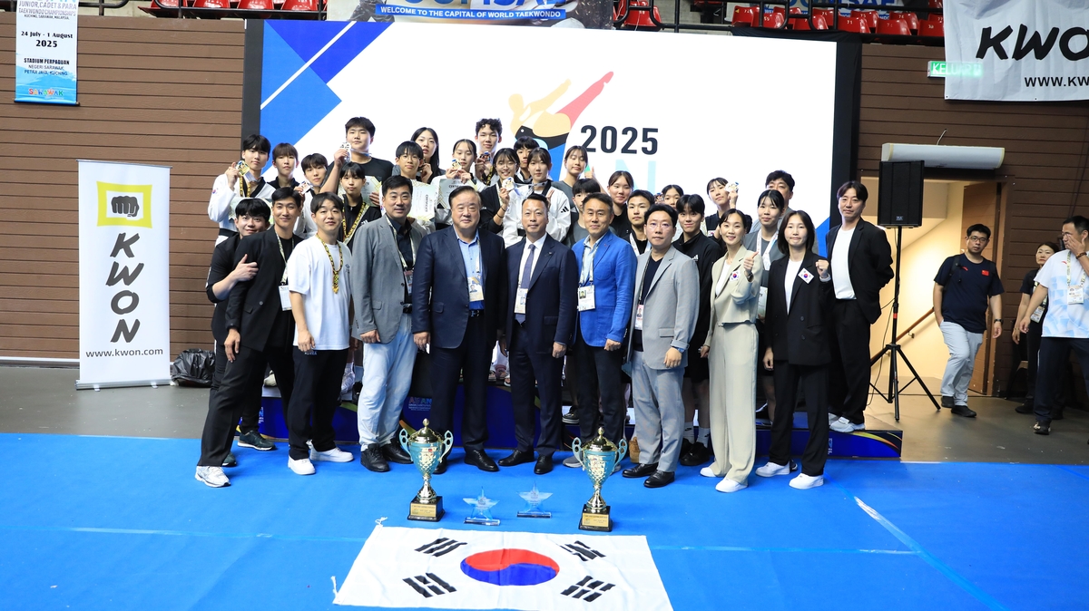 2025 아시아청소년태권도선수권대회에서 남녀 동반 종합우승을 이룬 한국 선수단.