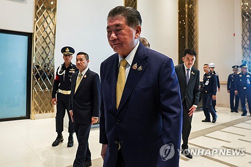 말레이시아로 향하는 품탐 태국 총리 권한대행