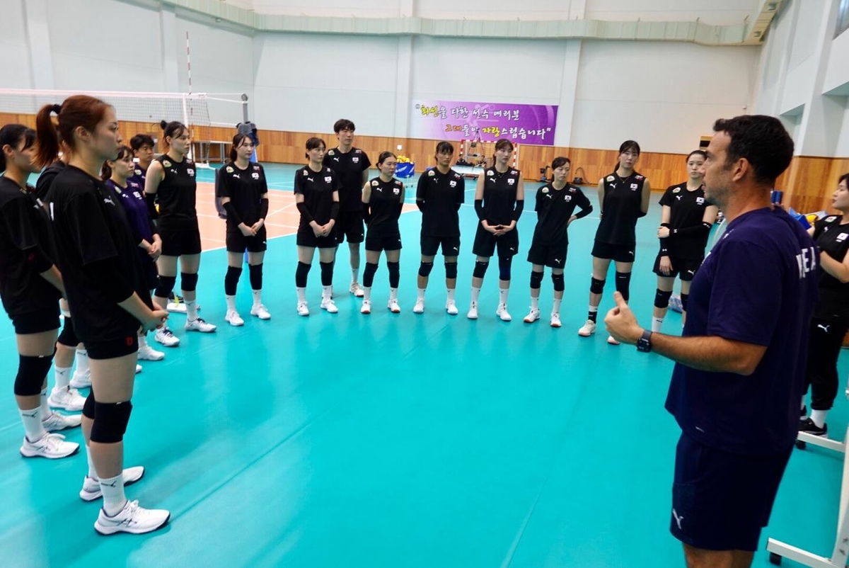 훈련 종료 후 선수들에게 이야기하는 모랄레스 여자배구 대표팀 감독(맨 오른쪽)