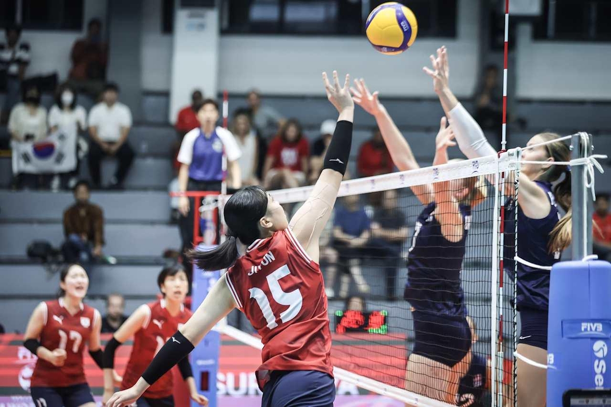 미국과 공방 벌이는 U-21 여자배구 대표팀 선수들
