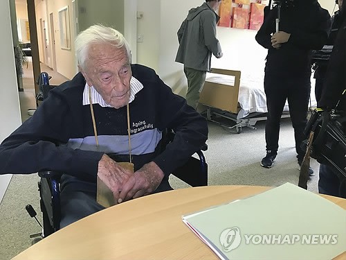 안락사(조력자살)를 결심한 호주 최고령 과학자 데이비드 구달(당시 104세) 박사가 2018년 5월 10일(현지시간) 스위스 바젤의 라이프 사이클 클리닉이라는 기관에 잠시 앉아 있다. 외신은 구달 박사가 이곳에서 진정제와 신경안정제 등을 받고 이날 평온하게 생을 마쳤다고 전했다. 구달 박사는 베토벤 교향곡 9번 합창의 마지막 부분 '환희의 송가'를 들으며 눈을 감은 것으로 알려졌다.[AP 연합뉴스 자료사진, 재판매 및 DB 금지]