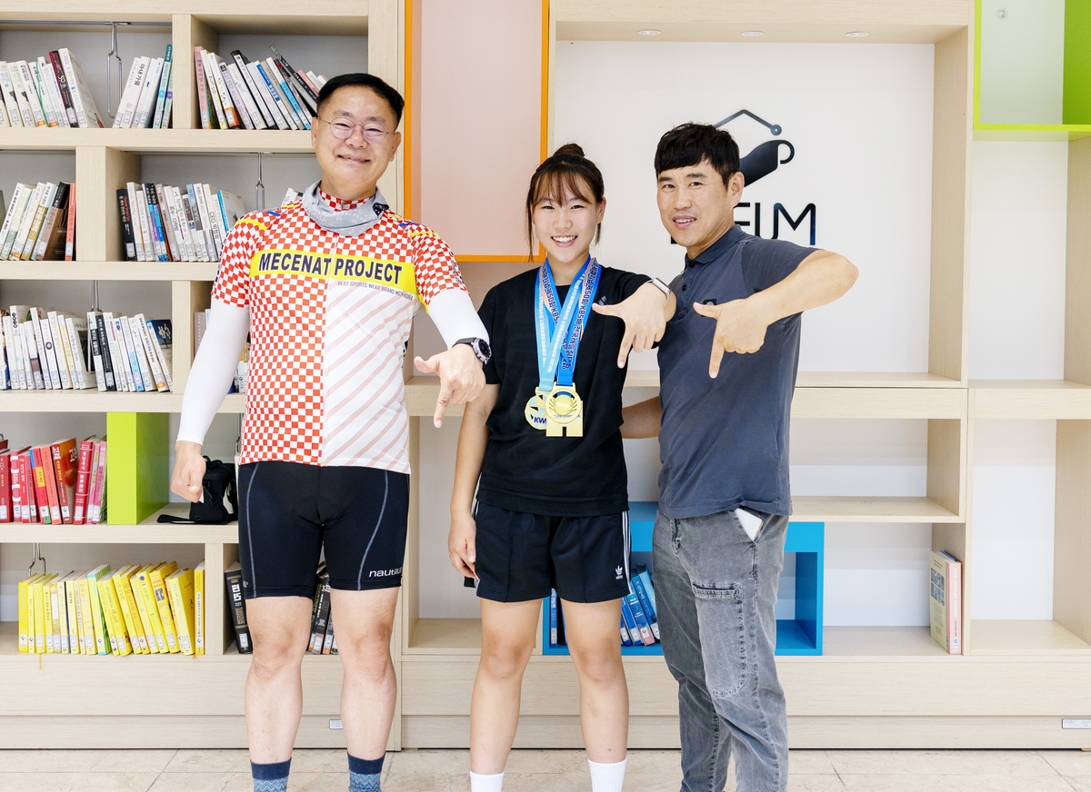 "태클로 정상에 우뚝"…칠곡 소녀, 남녀 레슬링 통합우승