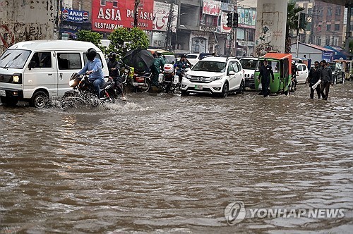 홍수로 잠긴 파키스탄 라호르 도로
