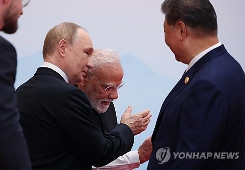 톈진서 시진핑-푸틴과 함께 자리한 모디 인도 총리 