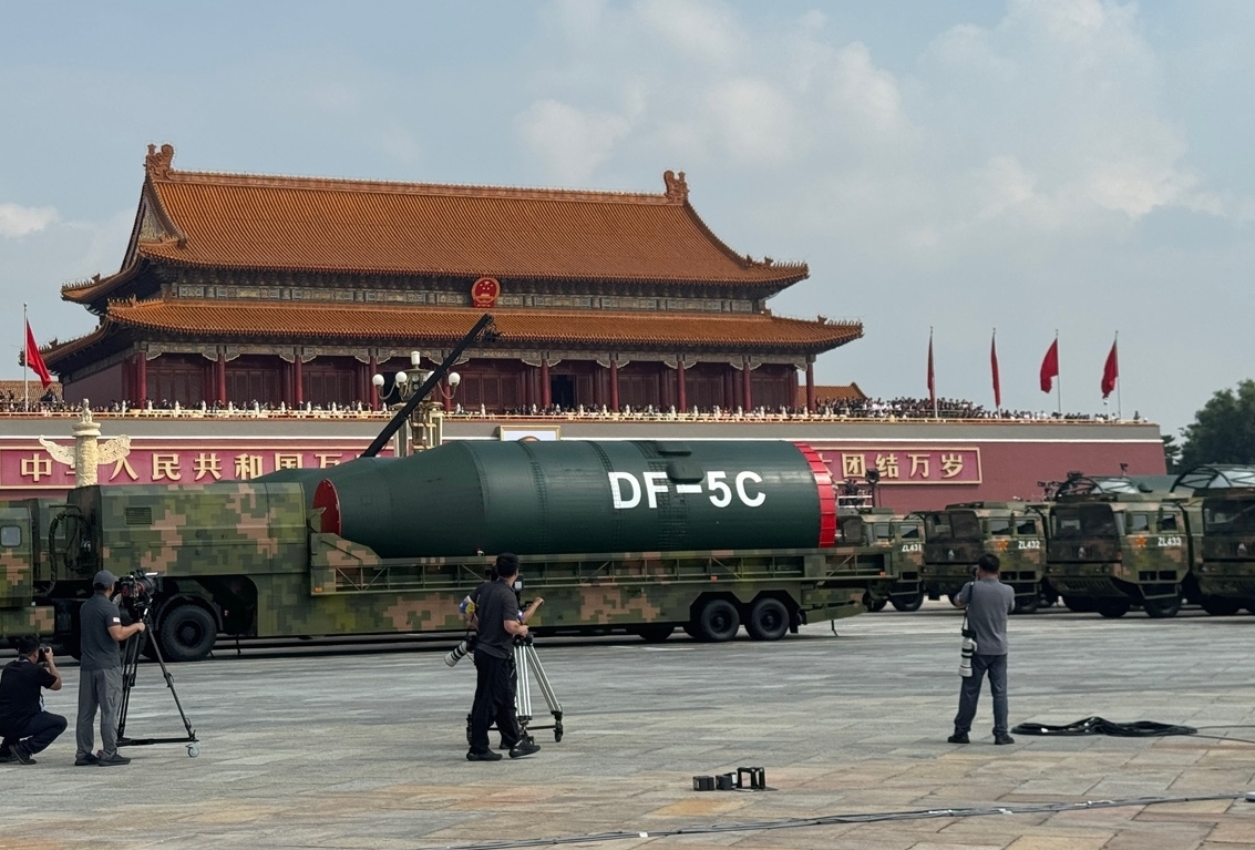 3일 중국 열병식에서 공개된 전략핵미사일 DF-5C