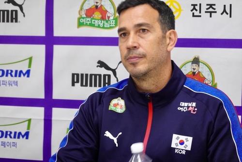 'VNL 강등' 모랄레스 女배구 감독 계약 종료…협회 새 감독 공모