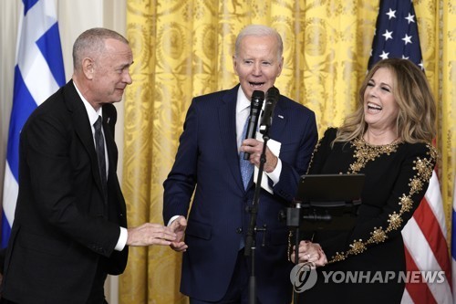 트럼프, 톰 행크스 육사 수상 취소 환영…아카데미도 재검토를