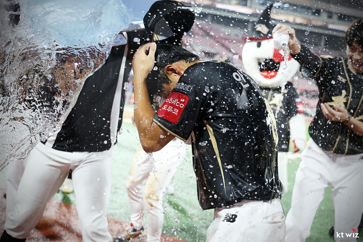 데뷔 첫 홈런을 결승포로 장식하고 축하 세례받는 안치영