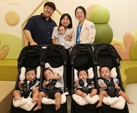 한 돌 맞는 자연임신 '오둥이'…건강한 완전체로 분만 의사 재회