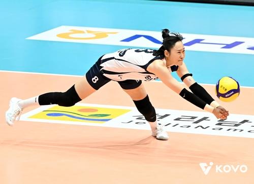 상대 공격을 받아내는 IBK기업은행의 리베로 임명옥 