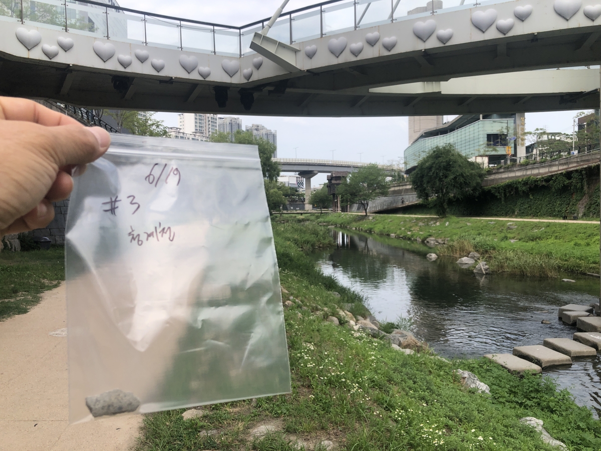 환경보건시민센터가 청계천에서 발견한 슬레이트 의심 폐기물