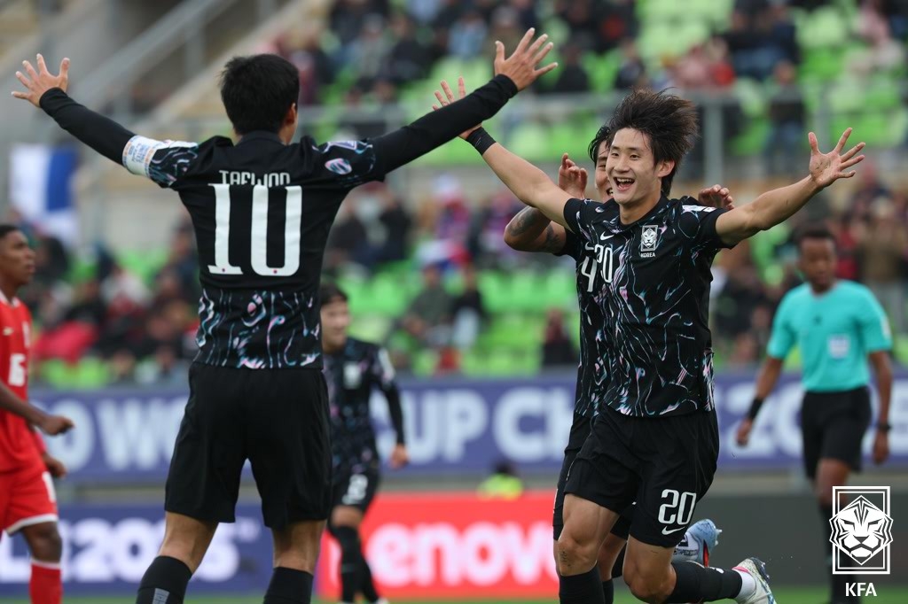 기뻐하는 신민하(오른쪽).