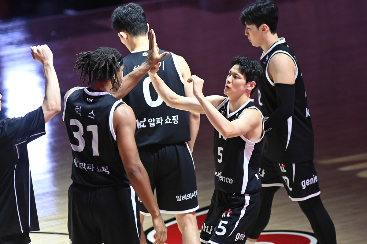 하이파이브하는 김선형과 아이재아 힉스