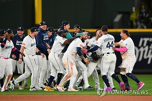 연장 15회 혈투 끝에 24년 만에 ALCS에 오른 시애틀
