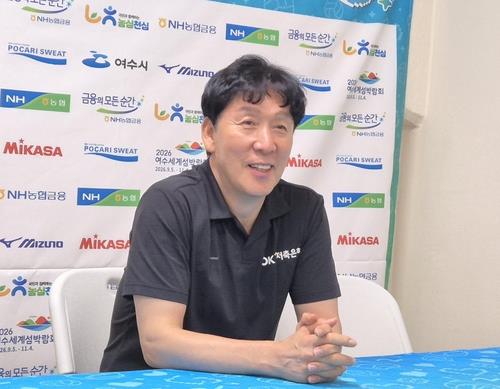 인터뷰하는 신영철 OK저축은행 감독