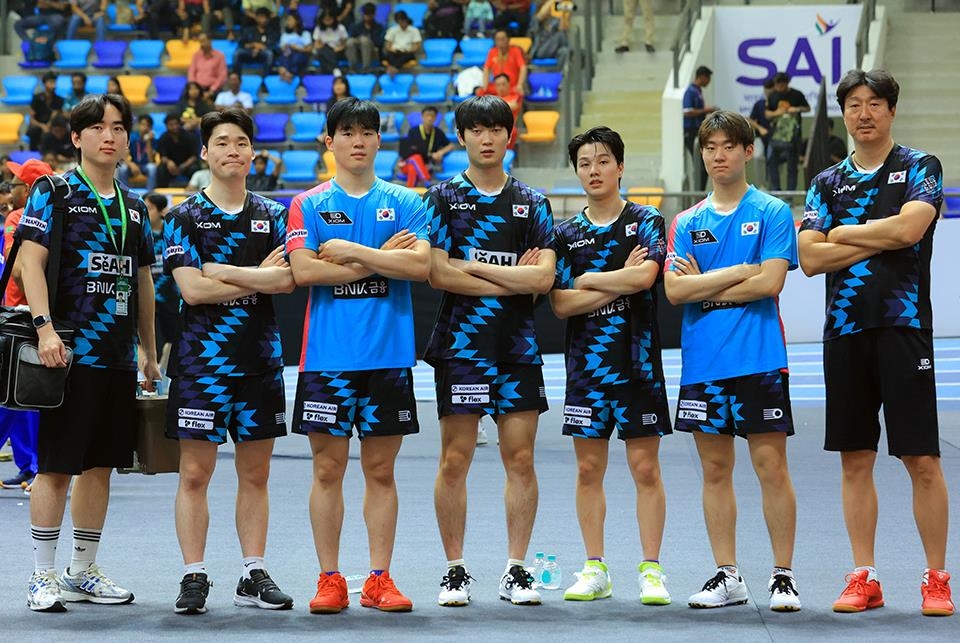 남자탁구 대표팀 선수들과 오상은 감독(맨 오른쪽)