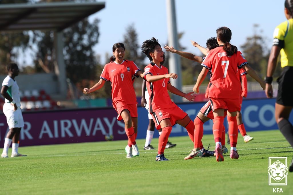 동점골을 기뻐하는 한국 U-17 여자 대표팀 선수들