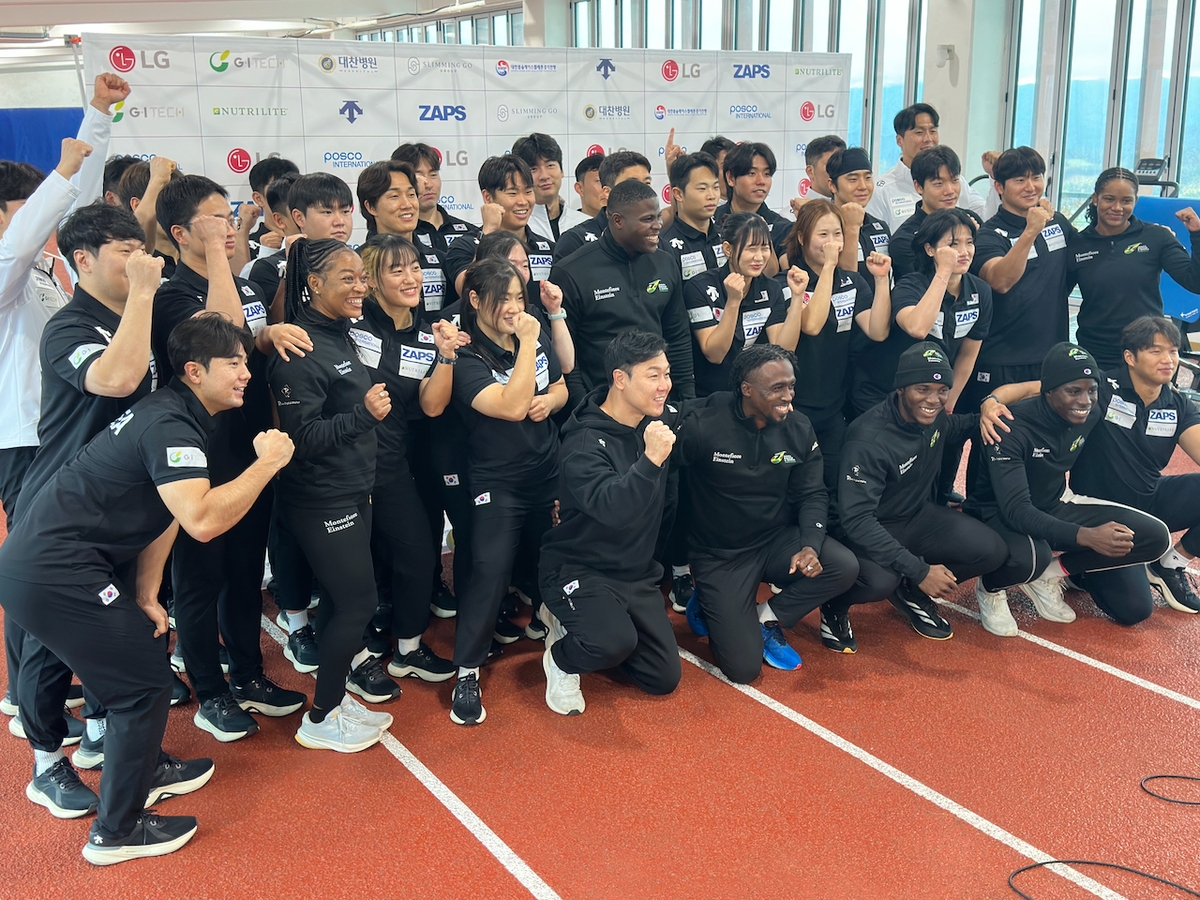 기념 촬영하는 한국, 자메이카 썰매 국가대표 선수들