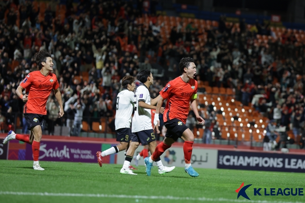 강원FC, '일본 챔피언' 고베에 4-3 승리…김건희 극장골