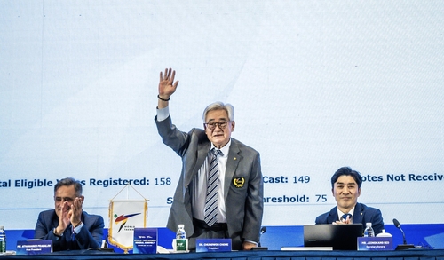 마지막 연임에 성공한 뒤 인사하는 조정원 세계태권도연맹 총재(가운데).
