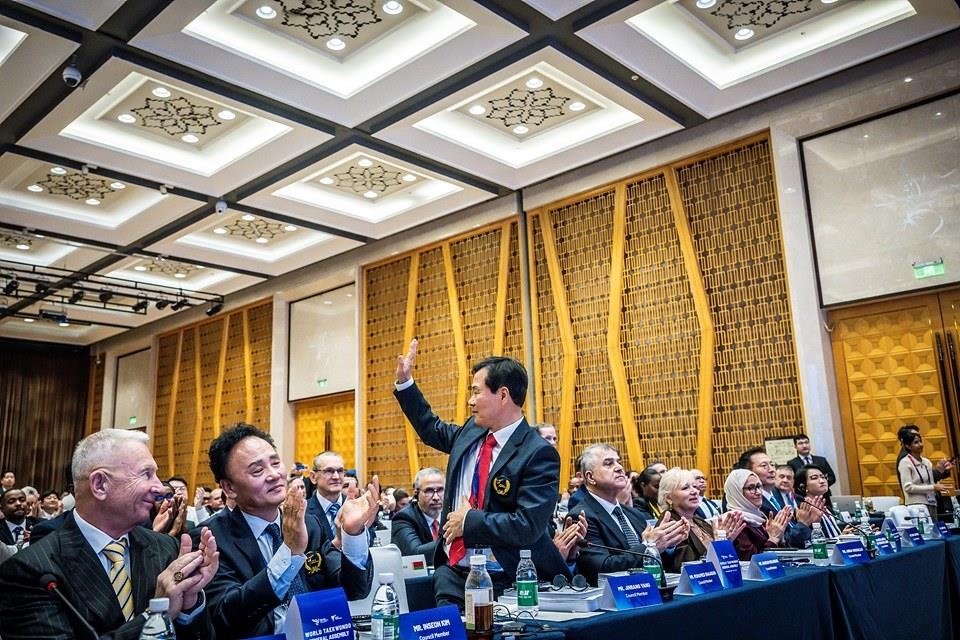 당선 인사하는 양진방 대한태권도협회장.