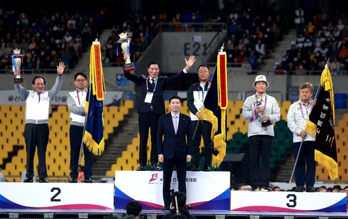 제106회 전국체전 시상식. 앞 중앙이 유승민 회장 