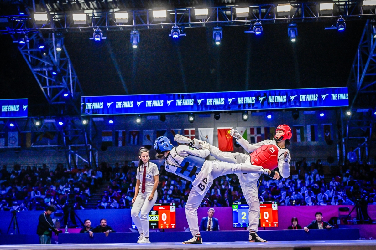 김유진(오른쪽)의 여자 57㎏급 결승 경기 장면.