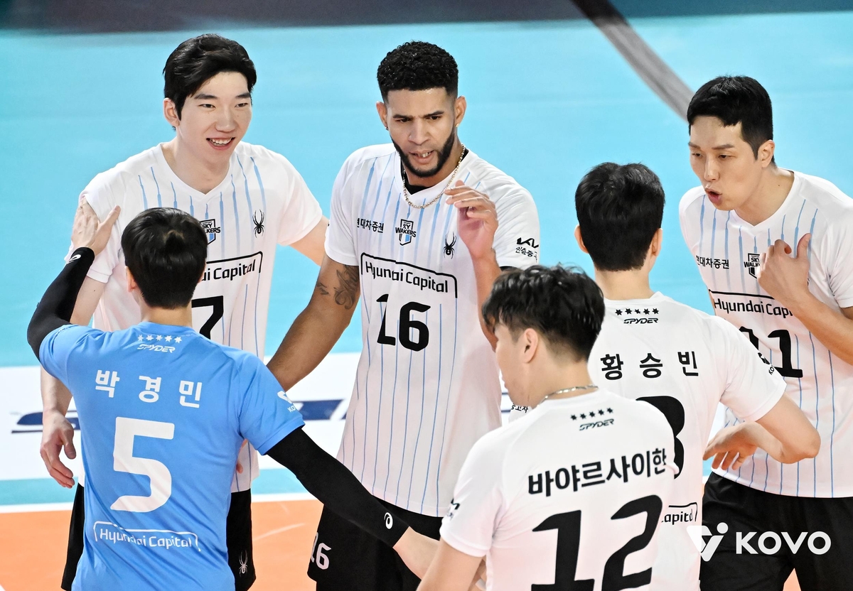 '레오 트리플크라운' 현대캐피탈, 삼성화재 제압…개막 2연승