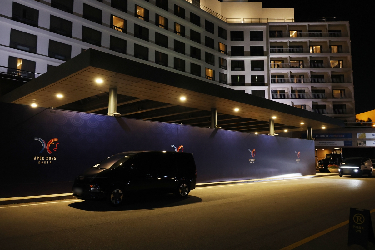 힐튼호텔 로비 앞에 설치된 대형 가림막