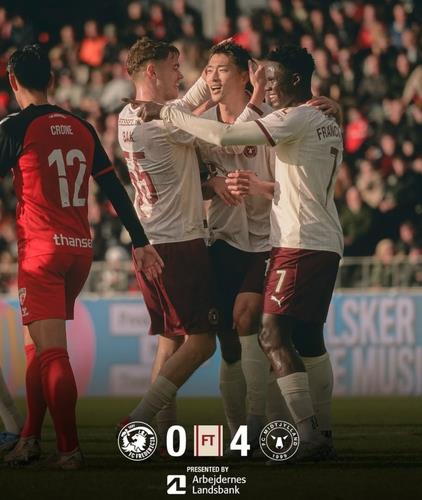 동료들의 축하를 받는 조규성.