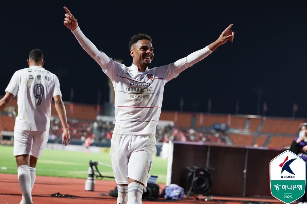 득점을 기뻐하는 포항 주닝요