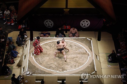 日 전통 스모 '금녀 구역', 女총리 등장에 달라질까