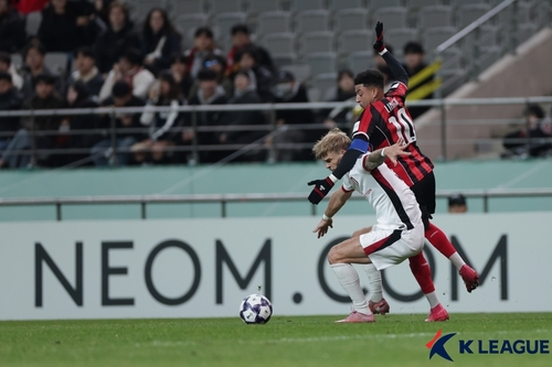 서울 린가드(오른쪽)와 청두 티모의 경합 장면.