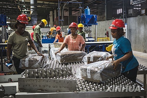 코트디부아르 내 중국 기업의 고무가공공장서 일하는 근로자들