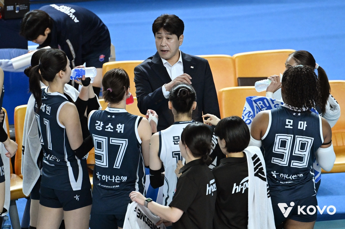 도로공사, 4연승 행진 벌이며 선두 도약…김종민 감독 '200승'