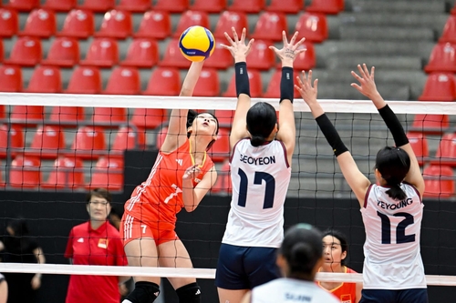 중국과 U-16 아시아선수권에서 블로킹하는 손서연(17번)