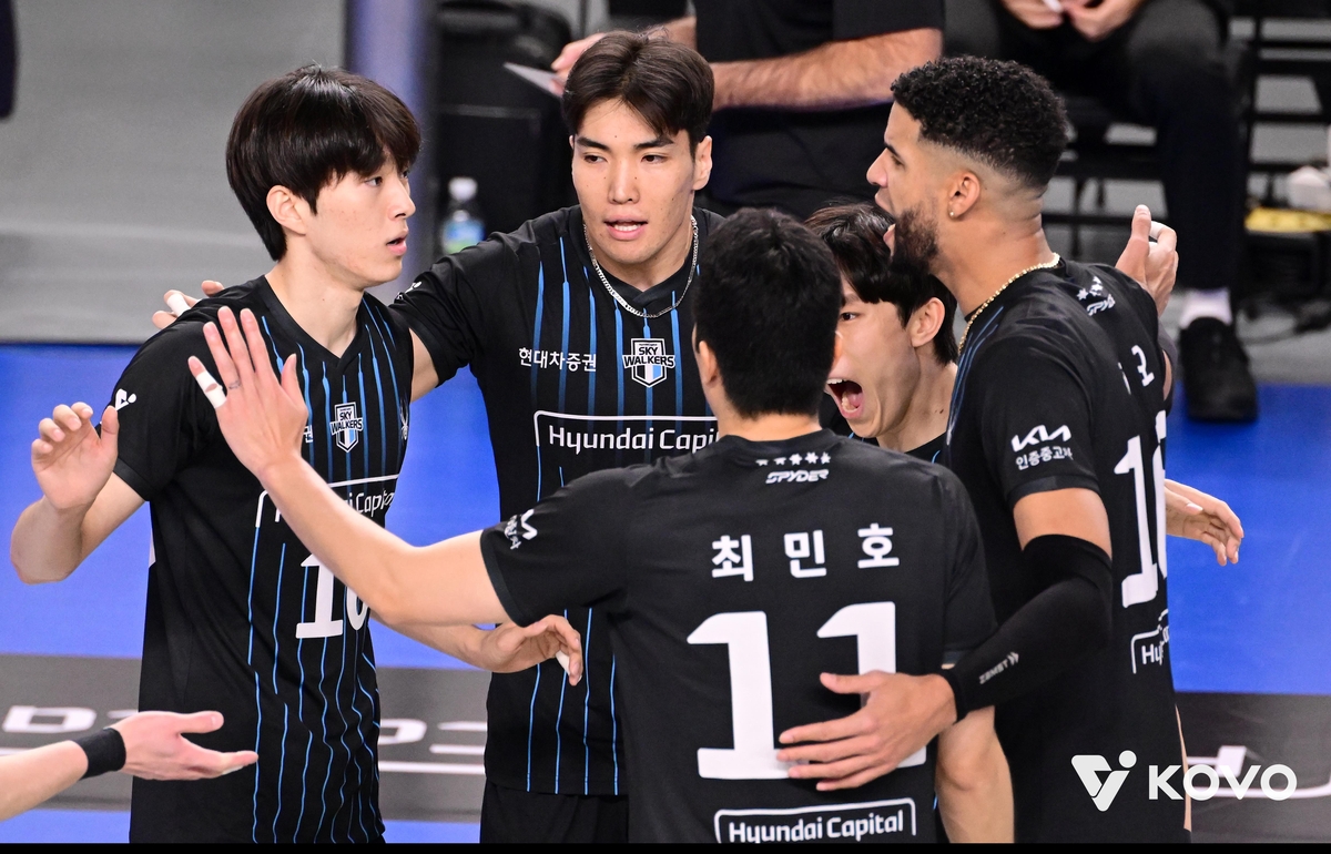 '레오·신호진·허수봉 46점' 현대, 우리카드 꺾고 선두 탈환