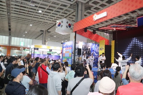 태권도 공연을 구경하는 대만인