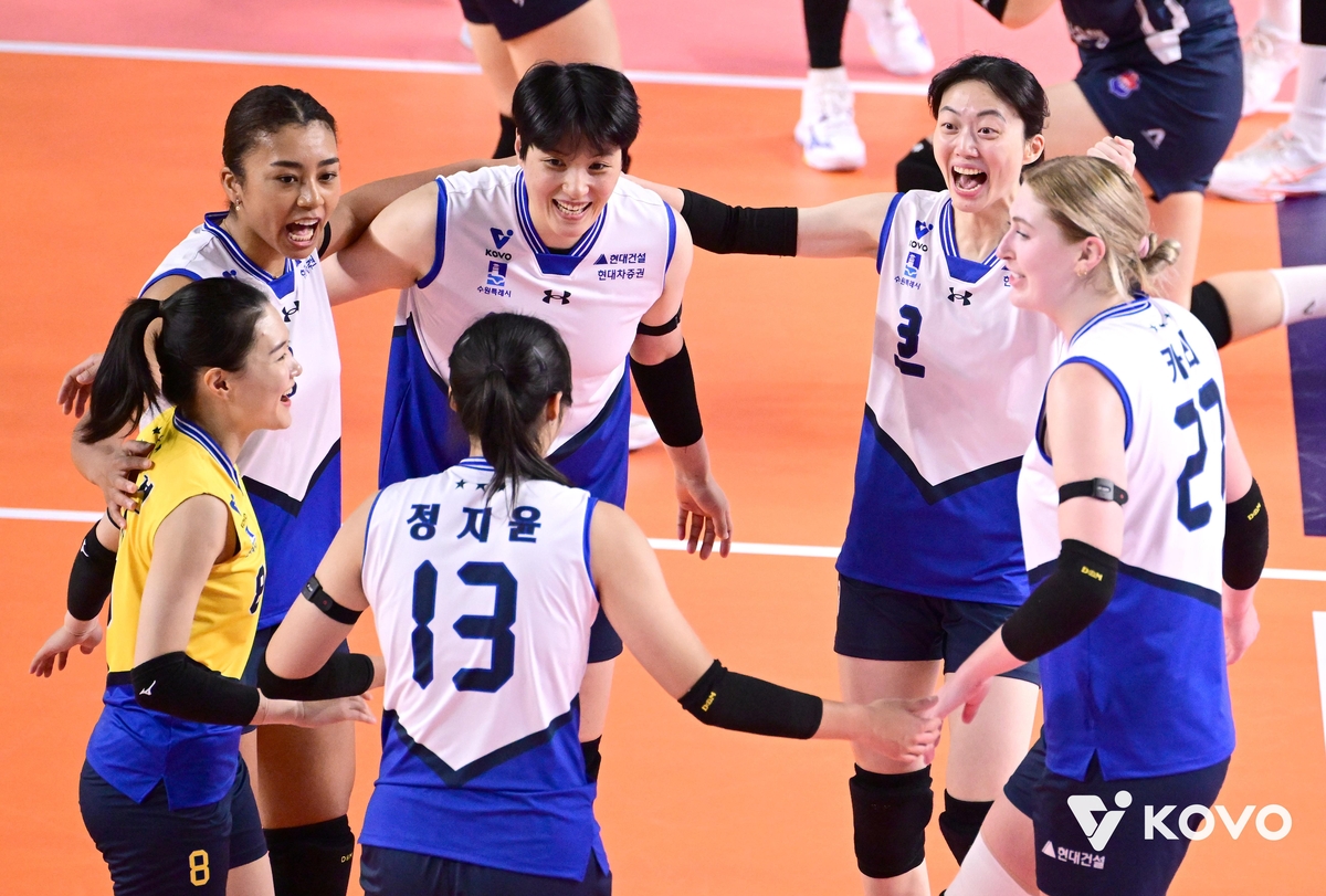 득점 후 기뻐하는 현대건설 선수들