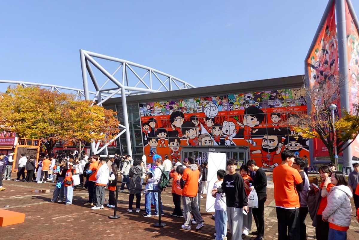 OK저축은행 부산 홈 개막전 입장권 매진…배구 열기 '후끈'