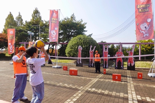 배구 체험 공간에서 배구해보는 어린이 팬(맨 앞)