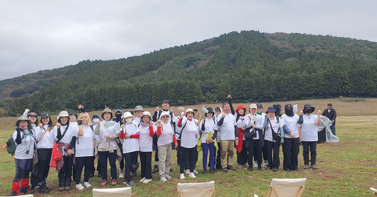 물영아리 습지 비공개 구간 탐방객 기념사진