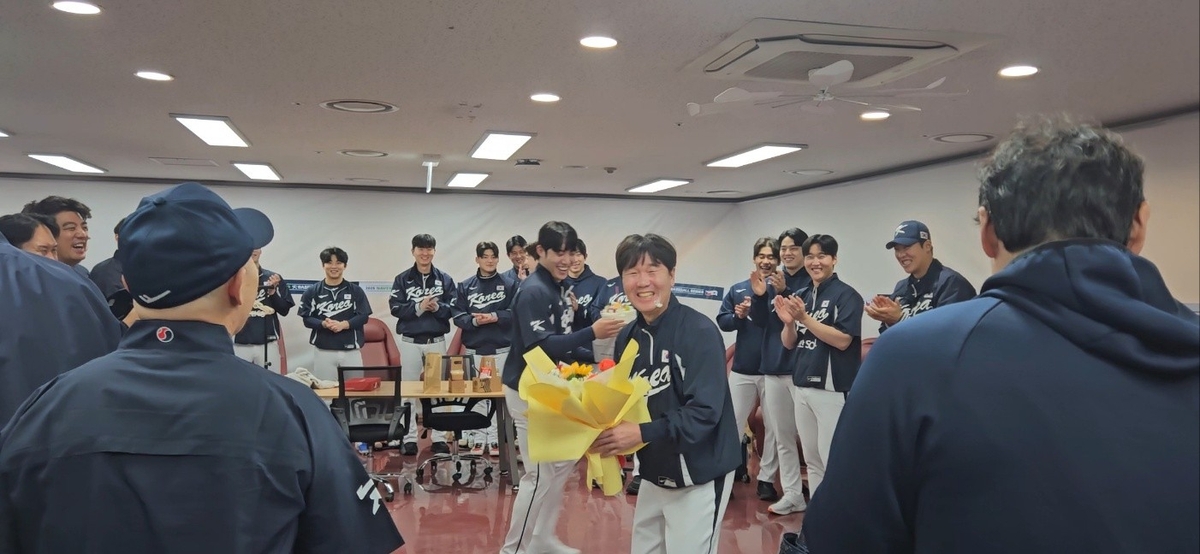 9일 체코와 평가전을 앞두고 선수단으로부터 '감독 첫 승' 축하받은 류지현 감독