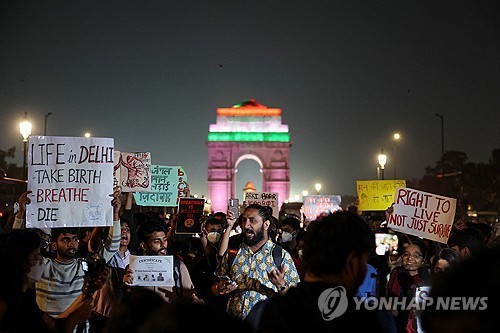 대기오염 감축 조치 촉구하는 인도 시위대