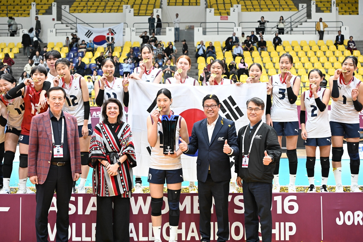 U-16 아시아선수권에서 우승한 U-16 여자배구 대표팀