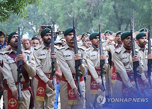 무장단체 소탕 작전 중 숨진 파키스탄 군인 장례식